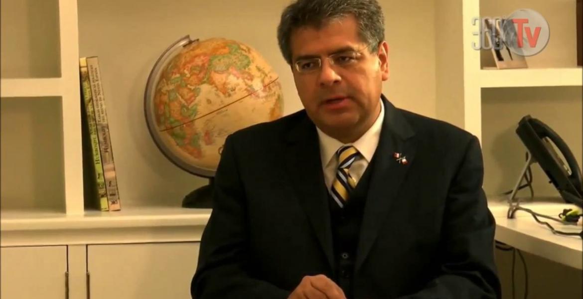 L’Ambassadeur d’Algérie perd ses moyens face à un expert mexicain du développement international